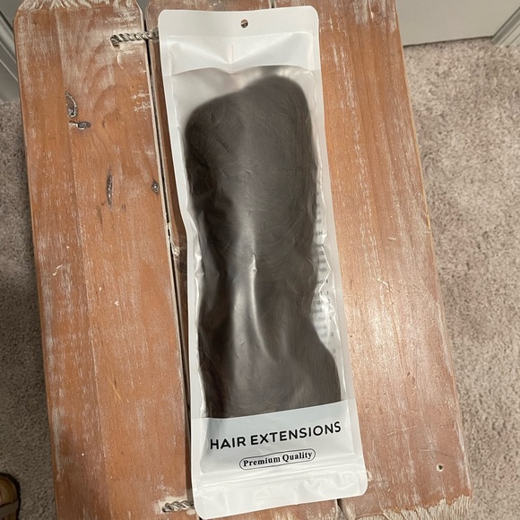 NWT Tinas Halo 18 inch Natural Brown Wavy Hair Extensions - Picture 3 of 4